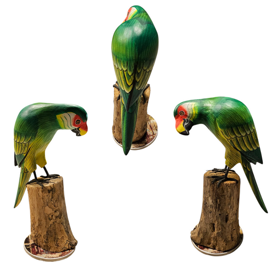 Handgemaakte houten papegaai op stam (ara) groen