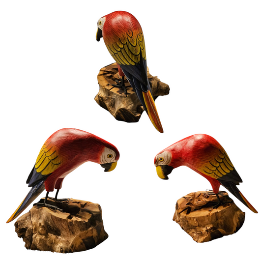 handgemaakte houten papegaai op stam (ara) rood