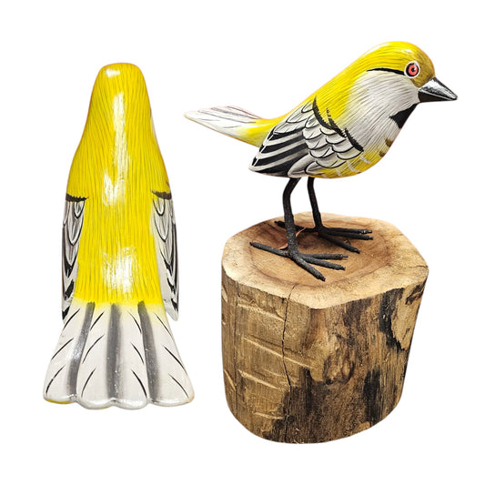 handgemaakte houten vogel op stam