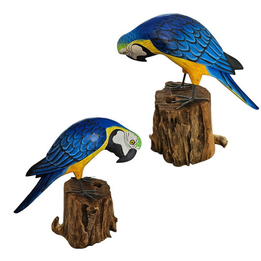 handgemaakte houten papegaai op stam (ara) blauw