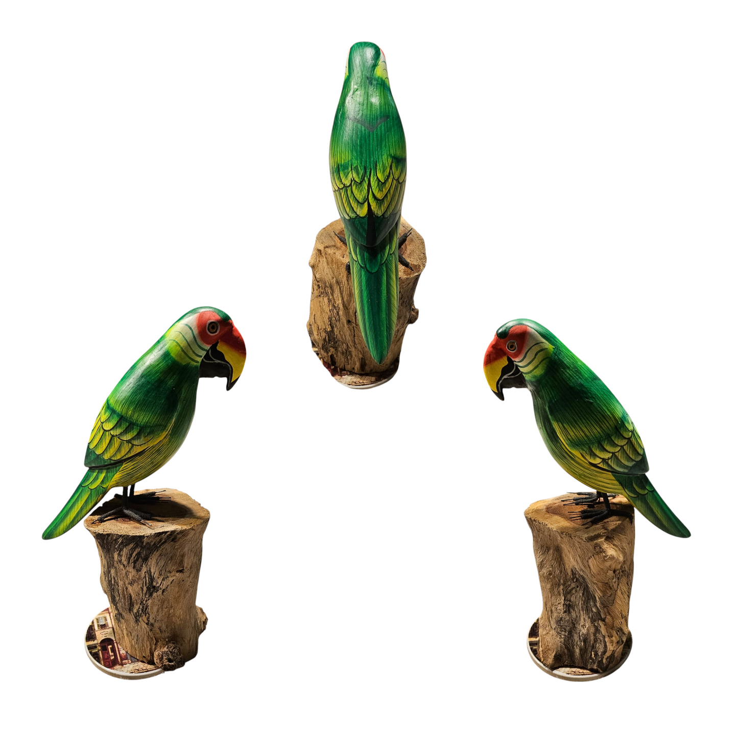 Handgemaakte houten papegaai op stam (ara) groen