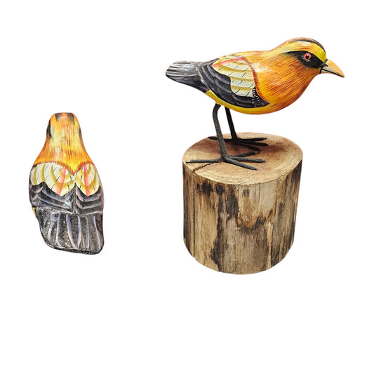 handgemaakte houten vogel op stam